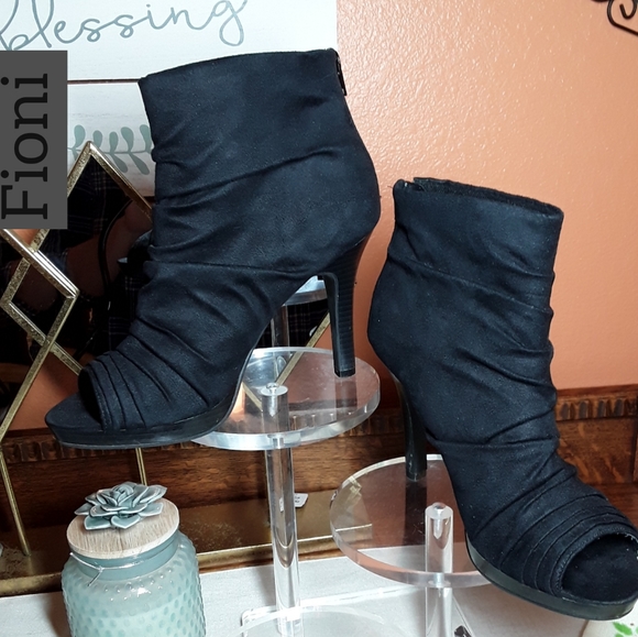 FIONI Peep toe Suede-like bootie-Size 9 EUC - Picture 1 of 4